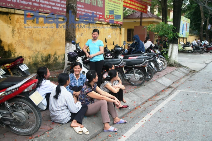 Các phụ huynh rất phấn khởi vì năm nay không phải vất vả cho con em mình lên tận Hà Nội để thi như những năm trước. Điều này giúp gia đình tiết kiệm được một khoản chi phí không nhỏ.
