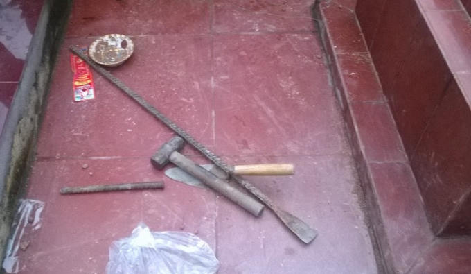 Tang vật nhóm người dùng để đào bới mộ trái phép.