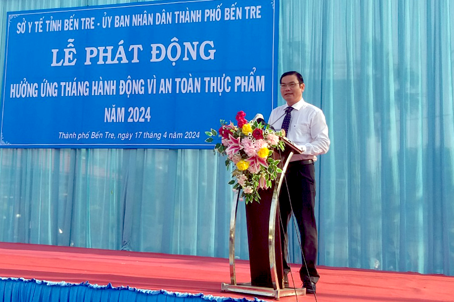 Phó chủ tịch UBND TP Bến Tre Nguyễn Văn Thương phát động tháng hành động.
