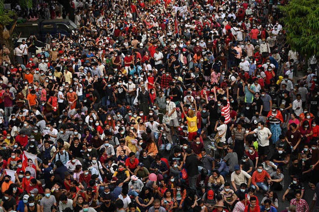 Người biểu tình ở Yangon, Myanmar vẫn tiếp tục đổ xuống đường (Ảnh: AFP).