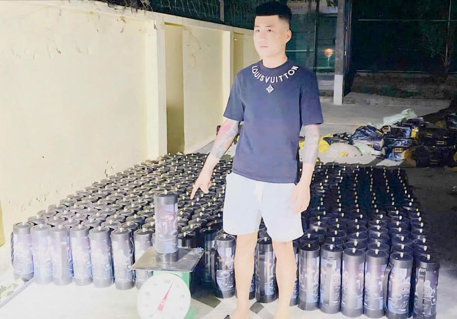 Đối tượng Trần A Trình cùng hàng trăm bình khí cười tại Đồn Biên phòng cửa khẩu Hoành Mô.