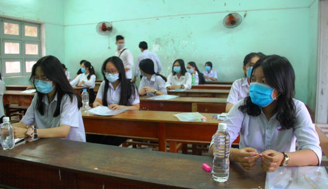 Nhiều thí sinh tự đem nước từ nhà đi uống để phòng dịch Covid-19