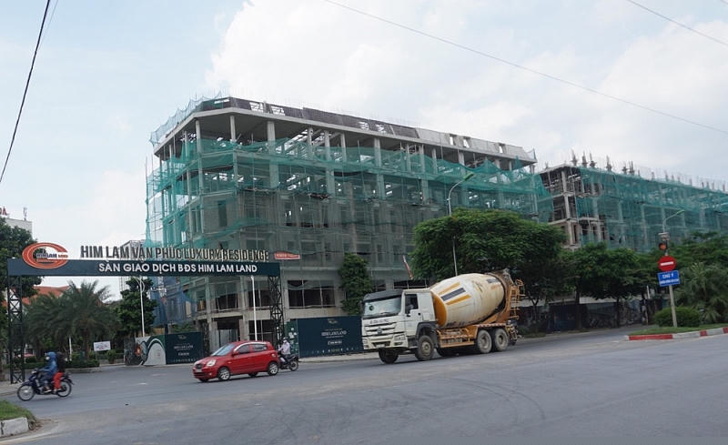 Dự án Him Lam Vạn Phúc do chủ đầu tư Him Lam xây dựng. Dự án tọa lạc ngay mặt đường Tố Hữu, Hà Đông. Tổng diện tích khu Liền kề Shophouse của dự án rộng 70.928,7 m2, bao gồm 222 căn Liền kề, Shophouse – Nhà phố thương mại.