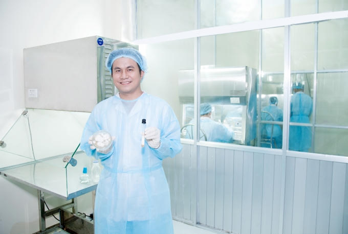 Dược sỹ Trần Huy Khoa, người nuôi cấy thành công Đông Trùng Hạ Thảo tươi trên Yến sào, dịch chiết trái cây tại Việt Nam.