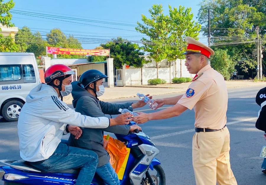 Thực hiện kế hoạch của Ban Lãnh Đạo Phòng, ban chỉ huy đội CSGT số 2 đã bố trí lực lượng triển khai cấp phát nước và khăn lạnh. Bên cạnh đó, cán bộ chiến sỹ cũng lồng ghép hoạt động tuyên truyền để hỗ trợ bà con lưu thông trên đường về quê đón tết được đảm bảo an toàn tuyệt đối về tính mạng và tài sản.