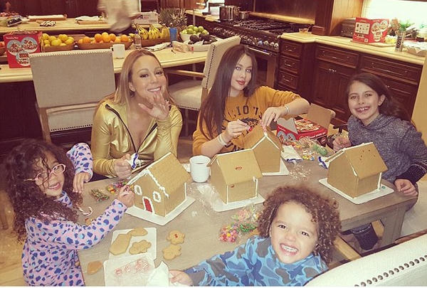 Cùng nhau làm những ngôi nhà bánh gừng. Ảnh: Internet