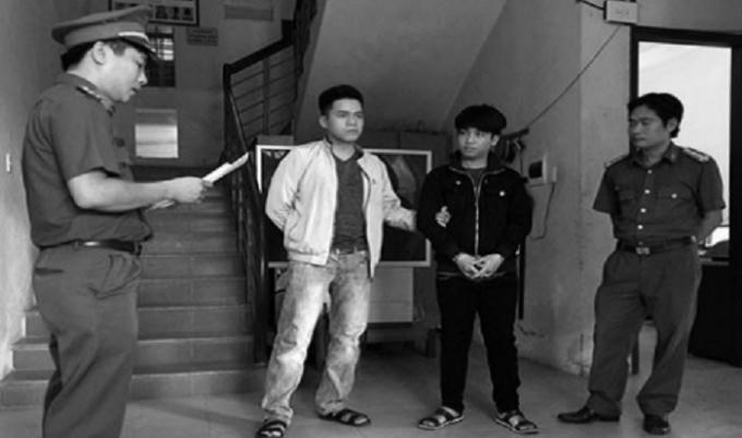 &ldquo;C&ograve;&rdquo; mua b&aacute;n thận Đặng Ph&uacute;c Ho&agrave;ng Anh (&aacute;o đen) bị bắt giữ