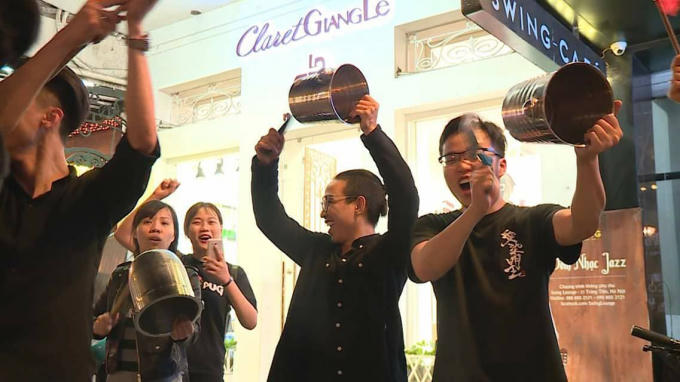 Một số người đã mang cả những vật dụng trong ra đình như xoong, nồi, mâm, chảo...ra để gõ ăn mừng chiến thắng.