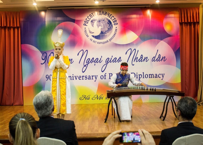 Song tấu đàn tranh và đơn ca của sinh viên Mông Cổ
