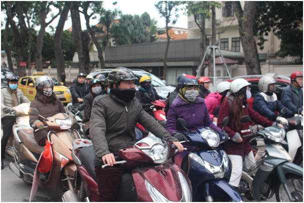 Không khí lạnh mạnh tràn về khiến sáng 30/1 nhiệt độ tại Thủ đô rất thấp, 10-13 độ C. Đây là mức nhiệt đo trong lều khí tượng, thực tế ngoài trời thấp hơn 1-2 độ C. Trời trở gió làm tăng cảm giác rét buốt.