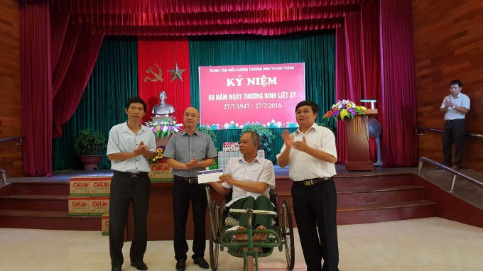 Ông Đỗ Hữu Trí, Phó Chánh Thanh tra bộ Thông tin Truyền thông và ông Nguyễn Phan Huy Khôi, Giám đốc Đối ngoại Tập đoàn Number 1 – Tân Hiệp Phát trao 25 triệu đồng cho Trung tâm Điều dưỡng thương binh Thuận Thành, Bắc Ninh.
