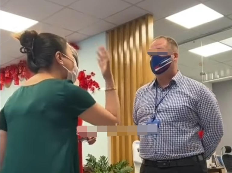 Mẹ của nữ sinh liên quan đến vụ ẩu đả (bên trái ảnh) trao đổi với đại diện nhà trường về vụ việc nhưng không nhận được câu trả lời thỏa đáng khiến chị này bức xúc, lên mạng tố cáo. (Ảnh chụp màn hình)