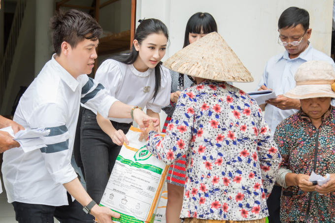 Hà Thu, Hằng Nguyễn giản dị mang yêu thương về Vĩnh Long