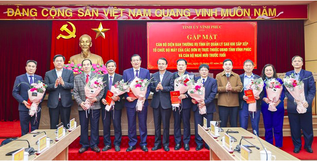 Bí thư Tỉnh ủy Đặng Xuân Phong tặng hoa các cán bộ thuộc diện Ban Thường vụ Tỉnh ủy quản lý xin nghỉ hưu trước tuổi.