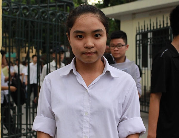 Em Vũ Thu Hương (học sinh trường THPT Phú Xuyên B) chia sẻ: "Đề thi năm nay dài và khó hơn năm ngoái nhưng em khá tự tin về bài làm của mình đạt 75%. Trong đề có các câu liên quan đến tổ hợp gen, hoán đổi gen mang tính chất phân hóa cao".