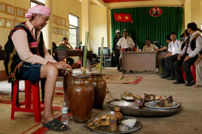 Trước khi voi v&agrave;o hội, thầy c&uacute;ng sẽ cầu xin thần linh ban sức khỏe cho voi.