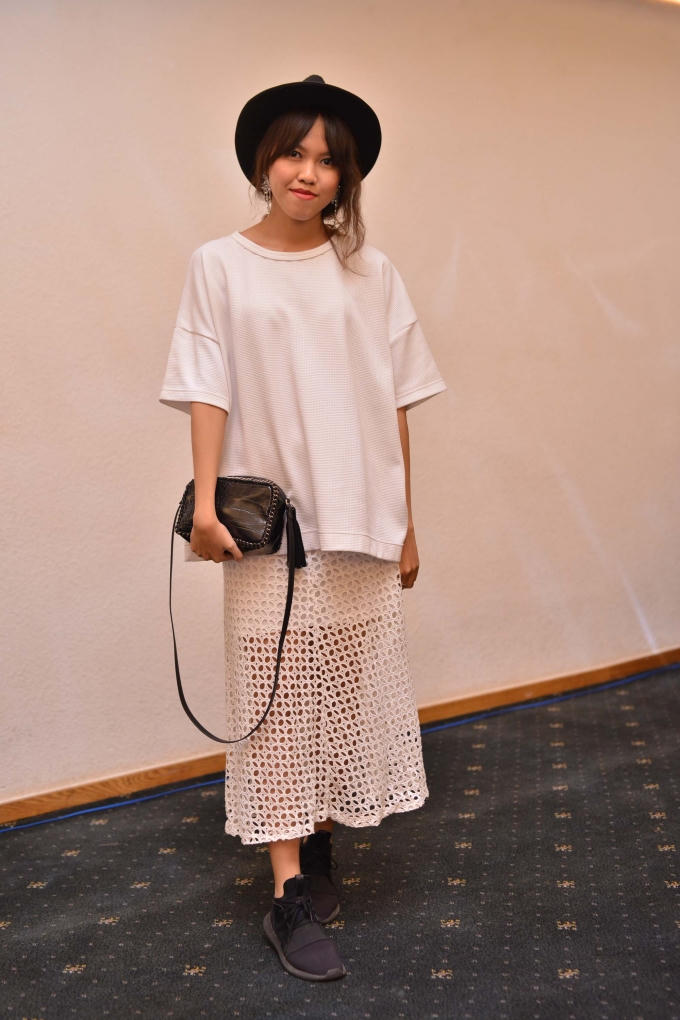 White on white với T shirt trắng oversize cùng chân váy see through, đi kèm ferdora và túi sách hiệu Zara chính là style mà của cô nàng Stephanie chọn khi đến The Fashion Show.