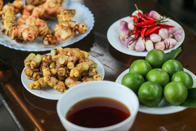 Gia vị để kho cá là những thứ truyền thống, gồm: gừng, riềng, ớt, hành củ, chanh, mắm, đường muối...