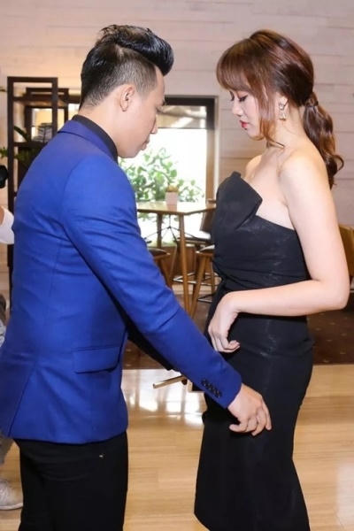 Và trong sự kiện mới đây nhất anh cũng không ngần ngại khi tự tay chỉnh chiếc váy cho Hari ở bên ngoài sân khấu.