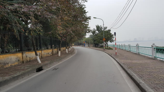 Đường ven Hồ Tây không một bóng người.