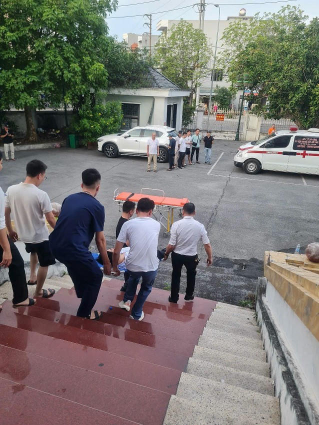 Bị cáo Nguyễn Ngọc Vương được đội ngũ y tế đưa ra khỏi phòng xử do vấn đề sức khoẻ.