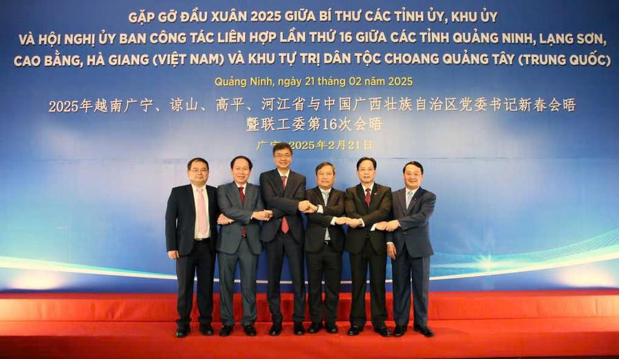 Bí thư 5 địa phương Quảng Ninh, Hải Phòng, Lạng Sơn, Cao Bằng, Hà Giang (Việt Nam) và Bí thư Khu uỷ Khu tự trị dân tộc Choang Quảng Tây (Trung Quốc) bắt tay hợp tác trong chương trình Gặp gỡ đầu Xuân 2025.