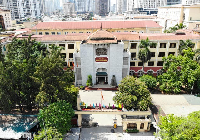 Tương tự, chỉ dài hơn 1km nhưng đoạn từ Nhà máy thuốc lá Thăng Long đến siêu thị Co.opmart đã phải “cõng” đến 7 trường ĐH lớn: ĐH Khoa học xã hội và Nhân văn, ĐH Khoa học tự nhiên, ĐH Hà Nội, Học viện An ninh, Học viện Bưu chính viễn thông...