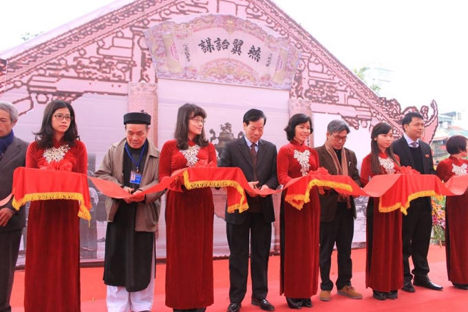 Lãnh đạo sở Văn hóa, Thể thao và Du lịch Hà Nội và các ban ngành văn hóa cắt băng khai mạc ( Ảnh: Như Trường)