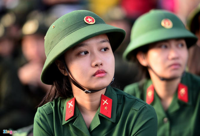 Nữ t&acirc;n binh tại TP Hồ Ch&iacute; Minh trong ng&agrave;y nhập ngũ