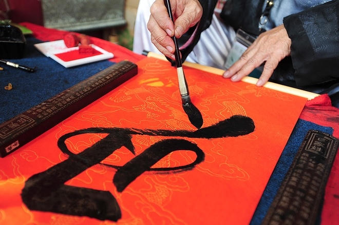 Đầu xu&acirc;n nhộn nhịp xin chữ cầu may