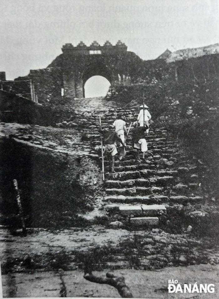 Qua Hải Vân quan. (Chụp lại từ ảnh in trong sách