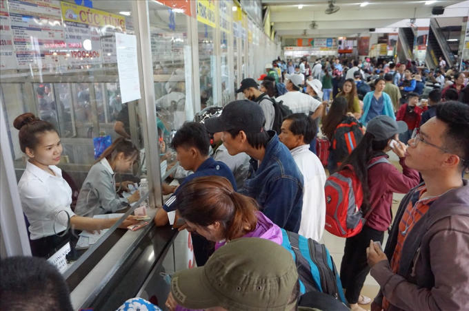 Chùm ảnh: Người dân ùn ùn rời Sài Gòn đi nghỉ lễ 2.9, đường kẹt cứng