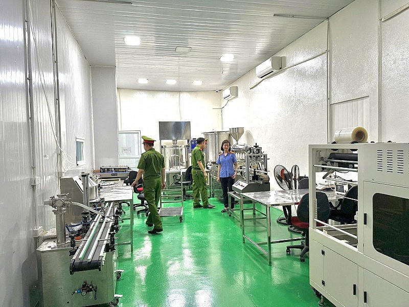 Lực lượng chức năng kiểm tra khu vực sản xuất sản phẩm.