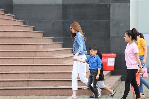 Hồ Ngọc Hà dẫn Subeo đến Nhà thi đấu Phú Thọ (TP HCM) xem chương trình Disney on ice. Ảnh: internet.