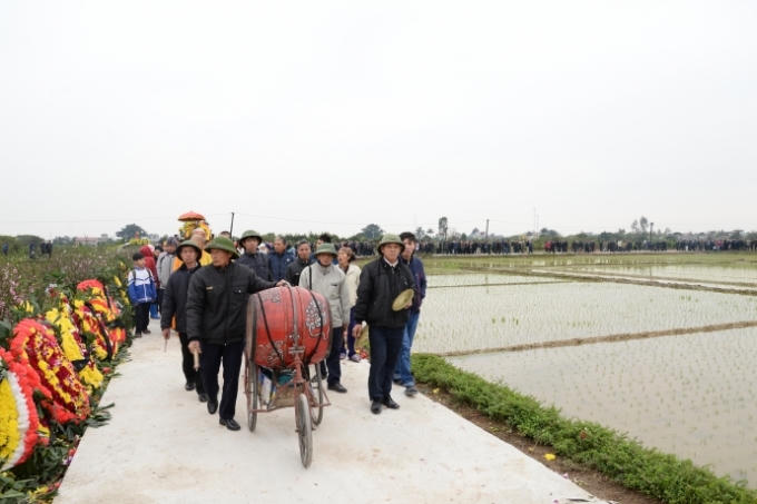 Đoàn người đưa tiễn kéo dài hơn 1 cây số dọc đường làng ra nghĩa trang, đi giữa hai hàng đào phai đang nở hoa giữa giá rét. 