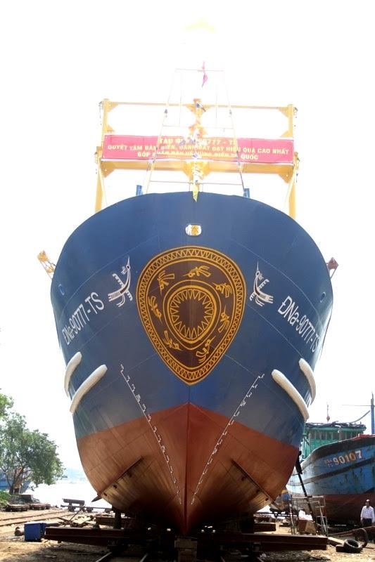 Tàu vỏ thép khủng đang được thi công.