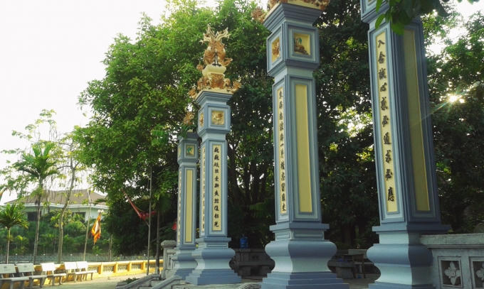 Tứ trụ trước cửa đền.