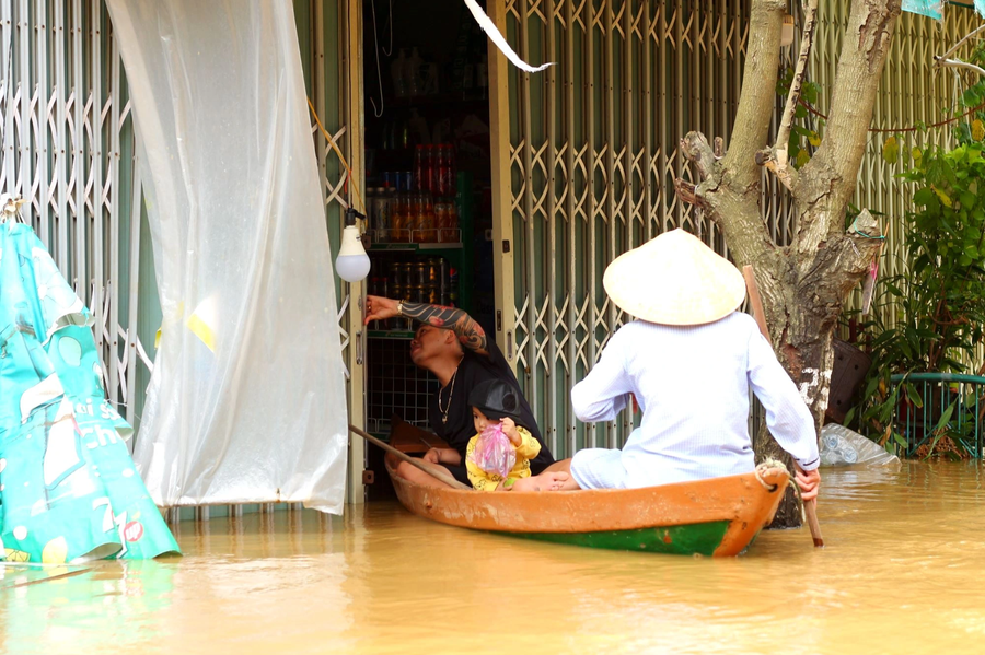 Phố cổ Hội An lại chìm trong biển lũ - 6