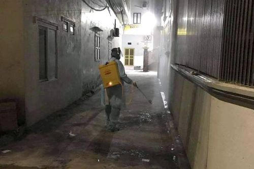 Lực lượng chức năng phun khử trùng khu phố, nhà riêng của bệnh nhân 1553.