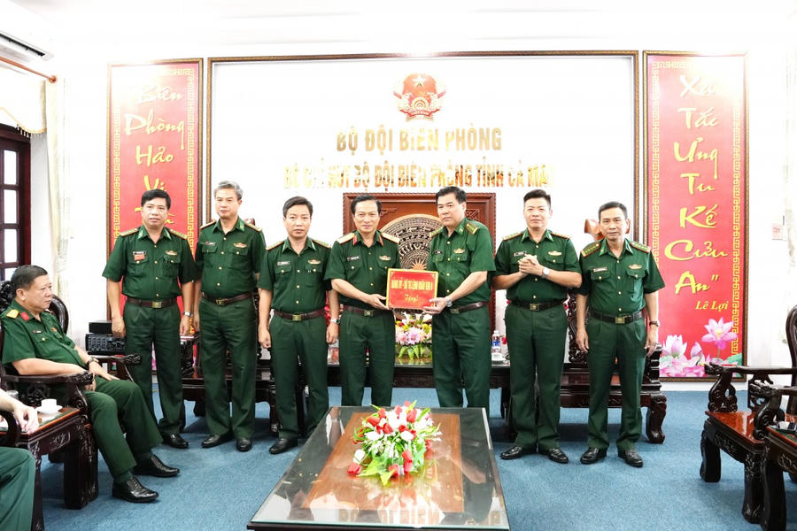 Thiếu tướng Nguyễn Minh Triều, tặng quà, động viên cán bộ, chiến sĩ Ban Chỉ huy BĐBP Cà Mau.