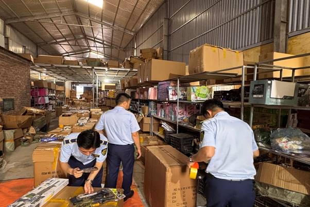 Lực lượng chức năng kiểm tra tại cơ sở kinh doanh đồ chơi trẻ em. (Ảnh: dms.gov.vn)