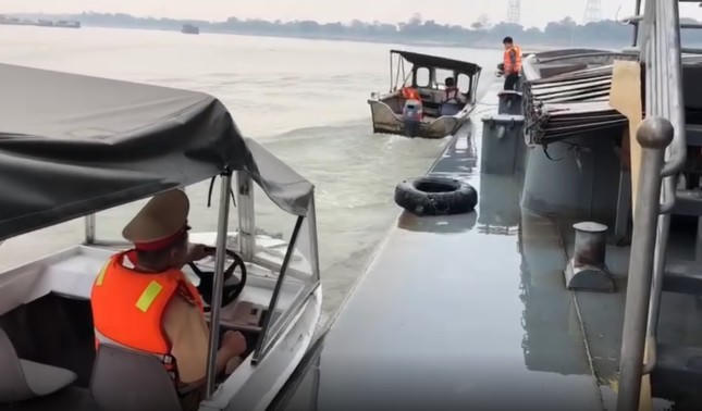 Các phương tiện chở theo số lượng lớn cát bị CSGT kiểm tra.