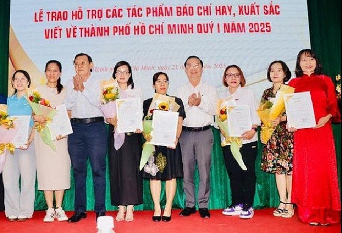 TP HCM vinh danh 43 tác phẩm báo chí viết về thành phố.