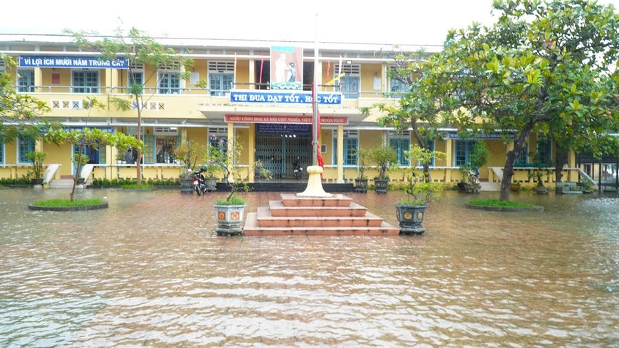 Do ảnh hưởng mưa lớn kéo dài một số trường học bị bị ngập sâu, gây cản trở việc đến trường của học sinh TP Huế. (Ảnh: hue.gov.vn)