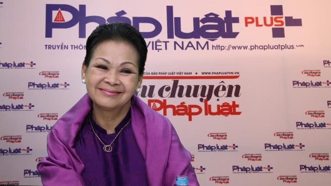 Danh ca Khánh Ly trong buổi giao lưu trực tuyến với Pháp luật Plus.