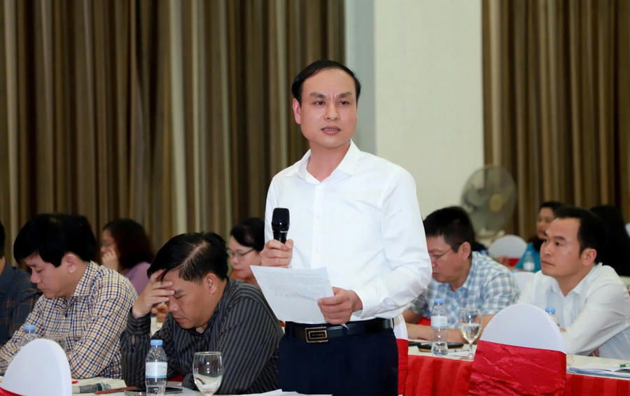 Phó Giám đốc Sở Tài chính Nghệ An Nguyễn Hồng Tuấn thông tin tại buổi họp báo.