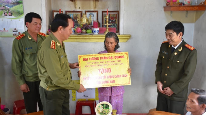 Bộ trưởng trao tặng (tượng trưng) sổ tiết kiệm cho gia đình chính sách