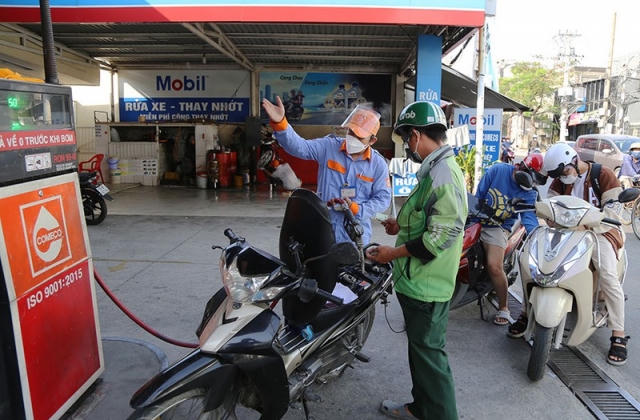 Giảm thuế, phí để hạ nhiệt giá xăng