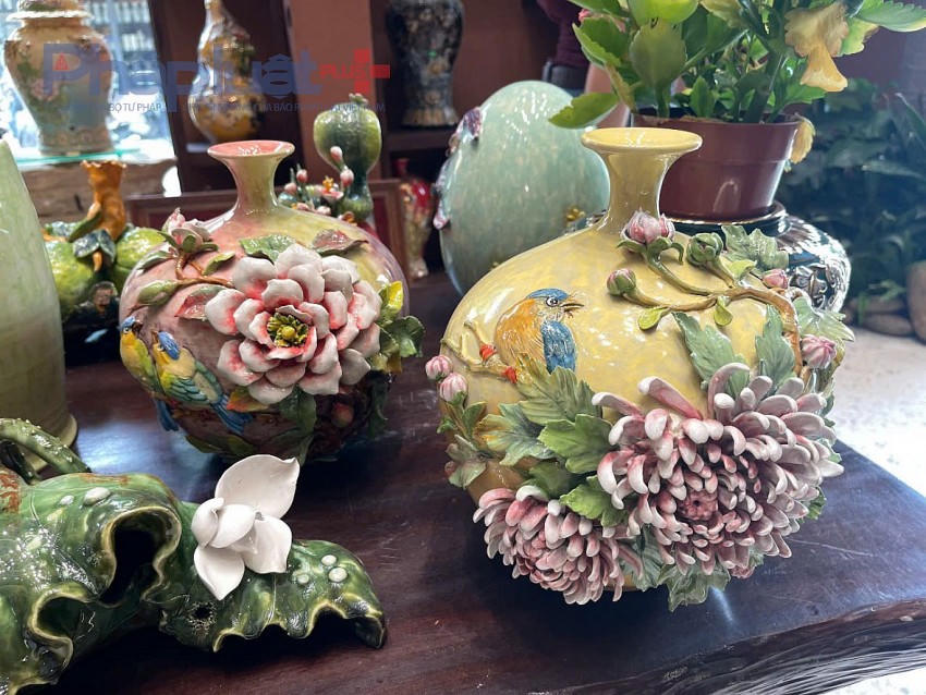 Rất nhiều tác phẩm làm từ gốm được thể hiện dưới bàn tay khéo léo của người thợ gốm Bát Tràng nơi đây.