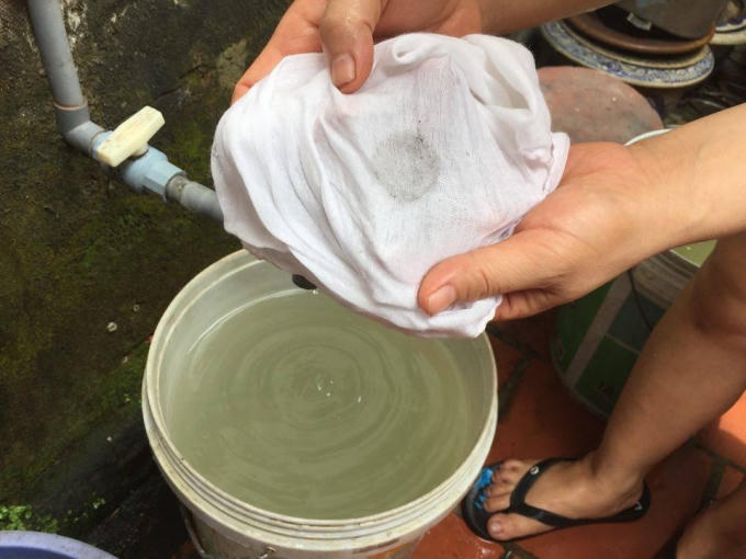 Sau đó nước đã hết đen nhưng vẫn còn cặn và chuyển sang màu vàng.